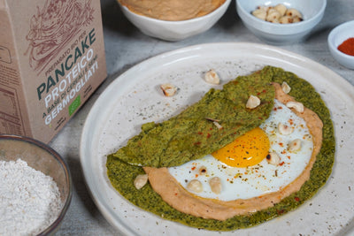 CREPES AL CAVOLO NERO CON HUMMUS, OVETTO MORBIDO E NOCCIOLE TOSTATE