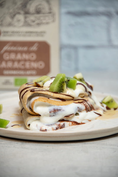 Crêpes di saraceno con yogurt, kiwi, crema al cacao e burro di mandorle