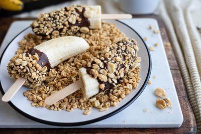 BANANA POPS CON CIOCCOLATO E GRANOLA ALLE ARACHIDI