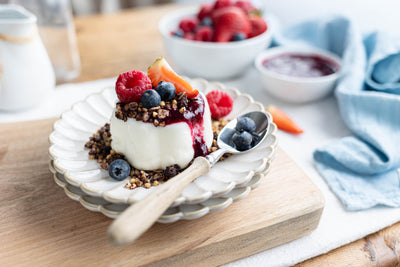 PANNA COTTA VEG CON GRANOLA AÇAÍ E FRUTTI DI BOSCO